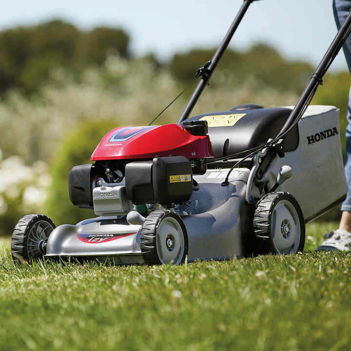 Rasaerba Honda IZY che tagliano l'erba