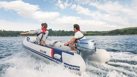 Due uomini su Honwave con un motore BF20 in una località marina.