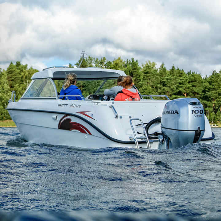 Famiglia su una barca in un lago che utilizza un motore Honda BF80 100