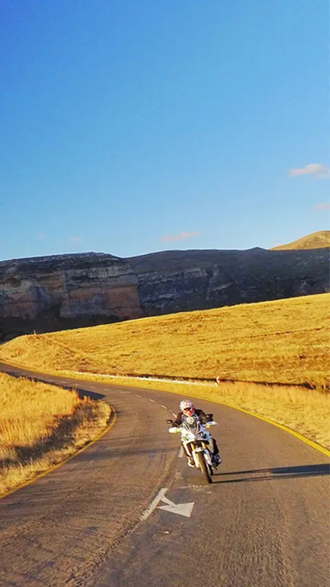 Honda Africa Twin mentre percorre fiordi mozzafiato e montagne innevate della Norvegia.