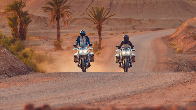 Due moto CRF1100L Africa Twin Adventure Sports su strada sterrata