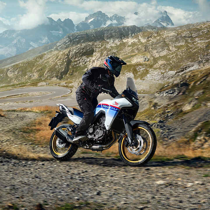 Immagine di un pilota su Honda XL750 Transalp su un passo di montagna