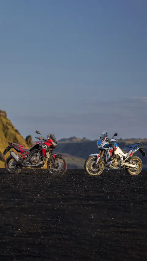 Immagine offroad dinamica di Africa Twin con pilota