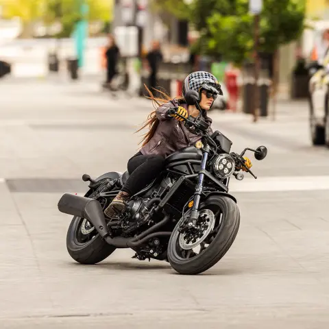 Modello raffigurante una Honda CMX1100 rivolta frontalmente, in posizione urbana.