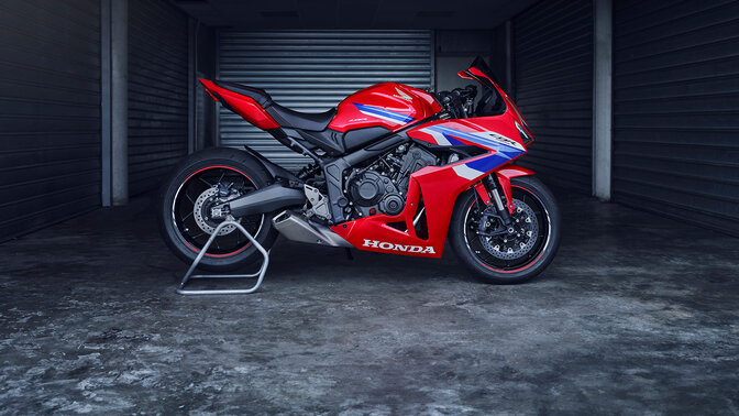 Vista anteriore di Honda CBR650R su una strada costiera.